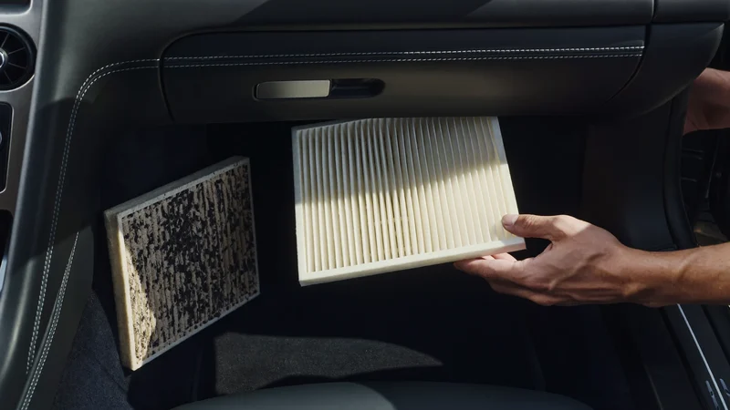 Illustreret udskiftning af pollenfilter under handskerummet med gammelt og nyt filter
